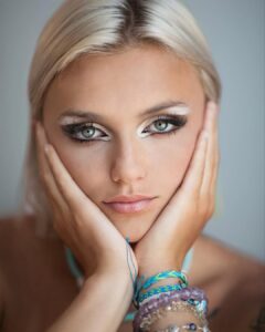 Cassandra Cormont, Modelo y Fundadora de CC Agent Artistique